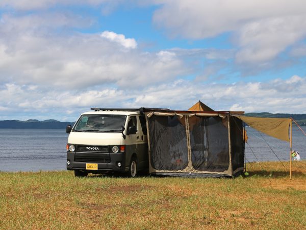 丸目ハイエース ARBサイドオーニング+オーニングルーム(テント)、RhinoRack(ライノラック)ルーフラック 湖畔でキャンプシーン