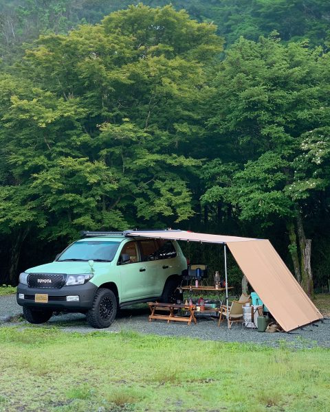 ランクル200 クラシックカスタム×ARBサイドオーニング＋フロントウィンドブレイク×RhinoRack（ライノラック）ルーフラック LINE-X塗装、KMCアルミホイール、TOYOTIRESオープンカントリー タイヤ（内山幸也プロ愛車）