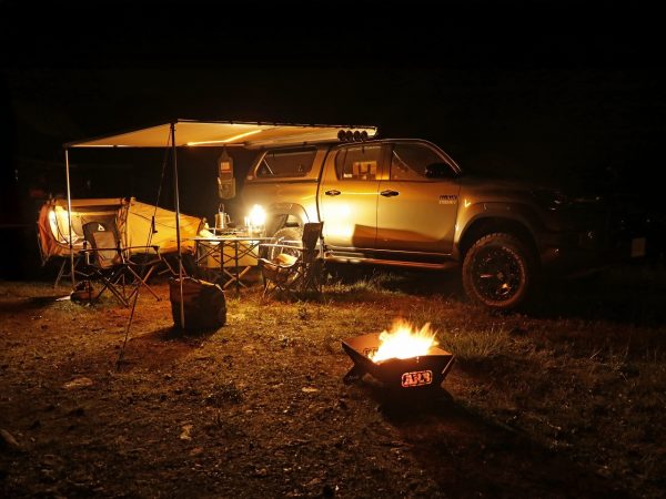 ARB焚き火台(ファイヤーピット)ハイラックス+ARBサイドオーニングと共に