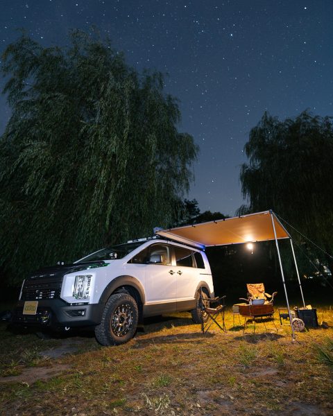 デリカ D:5 × ARBサイドオーニング 夜のキャンプシーン