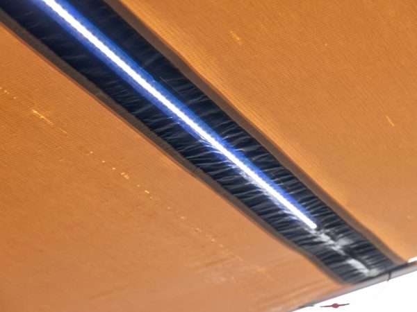 ARBサイドオーニング「LEDチューブ」点灯時（白色）