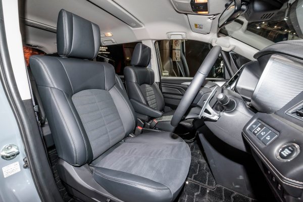 新型デリカD:5 ジャパンモビリティショー発表時 運転席シート