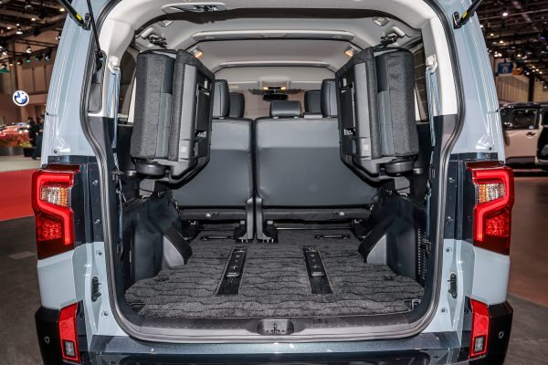 新型デリカD:5 ジャパンモビリティショー発表時 荷室（サードシート跳ね上げ時）