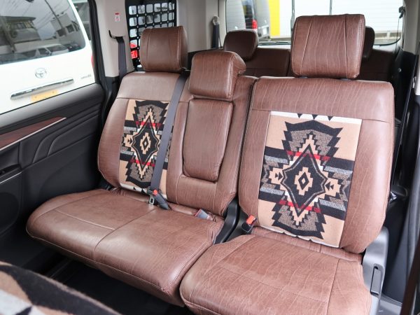 デリカ D:5 用 ペンドルトン コラボシートカバー セカンドシート（ひじ掛け収納時）