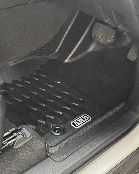 ランクル250用 ARBフロアマット：3D立体成型ラバータイプ（運転席装着画像）