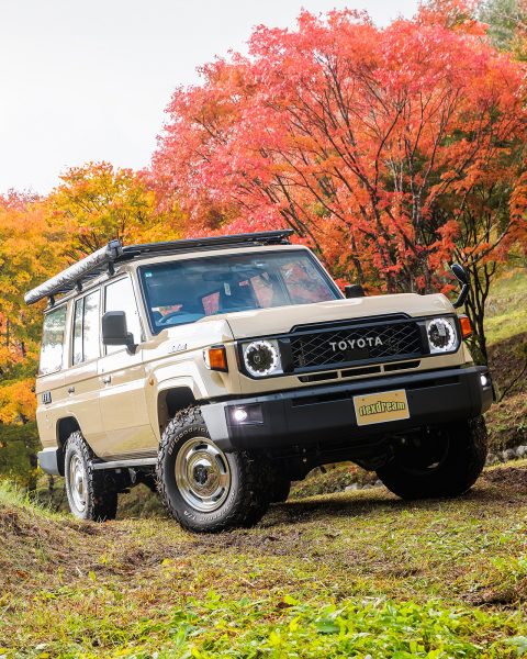 ランクル70再再販:GDJ76W ナローボディー仕様カスタムデモカー ベージュ 紅葉バックにドライブ