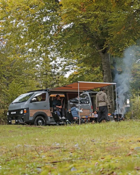 丸目キャラバン×ARBルーフラック「BASERACK」＆ARBサイドオーニングでアウトドアシーン