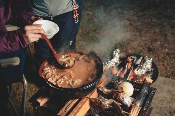 椎名美月 and 木風( Kaede )2人の釣りガールがランクル80で釣りキャンプ - GIRL HOUYHNHNM × DAIWA（ダイワ）- 温かい料理は冬キャンプの醍醐味