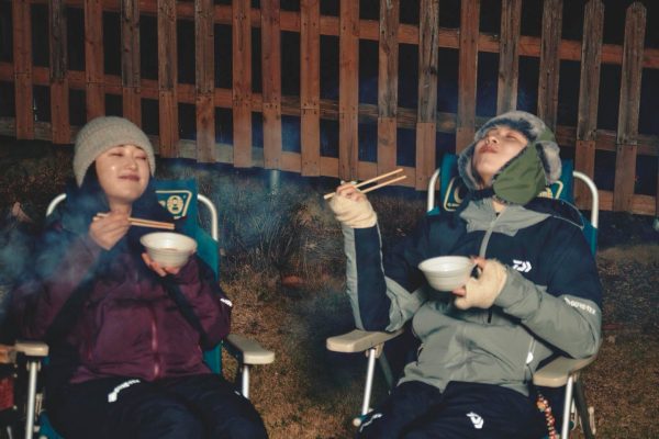 椎名美月 and 木風( Kaede )2人の釣りガールがランクル80で釣りキャンプ - GIRL HOUYHNHNM × DAIWA（ダイワ）- キャンプ飯シーン