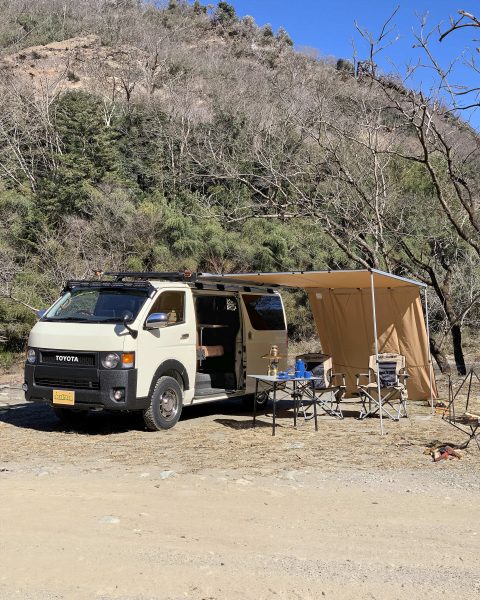 丸目ハイエース Rhino-Rack（ライノラック）ルーフラック＋ARBサイドオーニング＆ウィンドブレイク（サイド）でアウトドアシーン