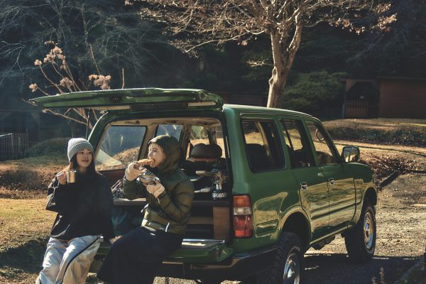 ランクル80で釣りキャンプ×クルマ旅 with 椎名美月 and 木風( Kaede ) by GIRL HOUYHNHNM × DAIWA（ダイワ） 上下開きの荷台に座ってキャンプ飯