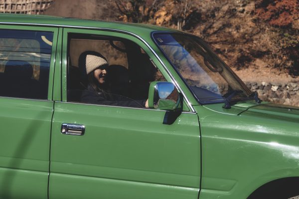 ランクル80を運転中 椎名美月 and 木風( Kaede ) 2人の釣りガール 釣りキャンプの道中 - GIRL HOUYHNHNM × DAIWA（ダイワ）- 