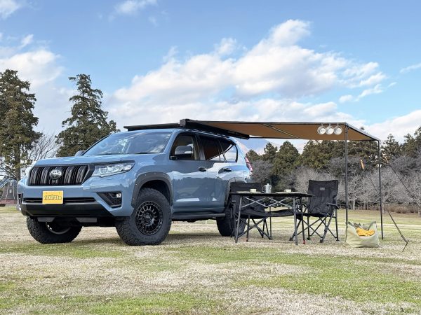 ランクル150プラド ARBサイドオーニング（ブラックハードケース）展開してアウトドア：デイキャンプシーン