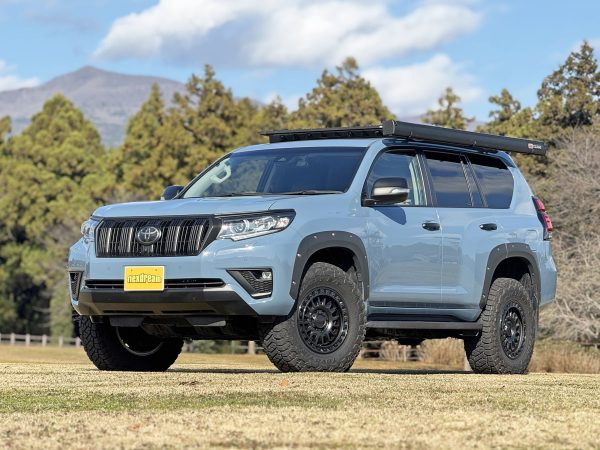 ランクル150プラド カスタムデモカー ARBサイドオーニング（ブラックハードケース）収納時 KMCアルミ（ブラック）×TOYOTIRESオープンカントリーMTタイヤ