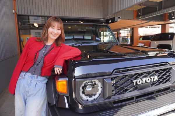 新山千春さんと新しい愛車 ランクル70再再販 と納車時の画像