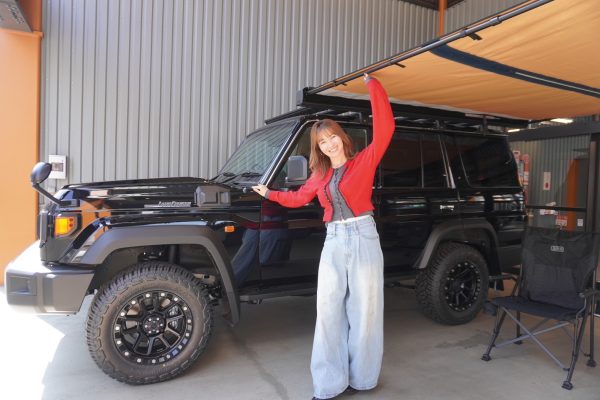 新山千春さんの再再販ランクル70 ARBのルーフラック&サイドオーニングも装着