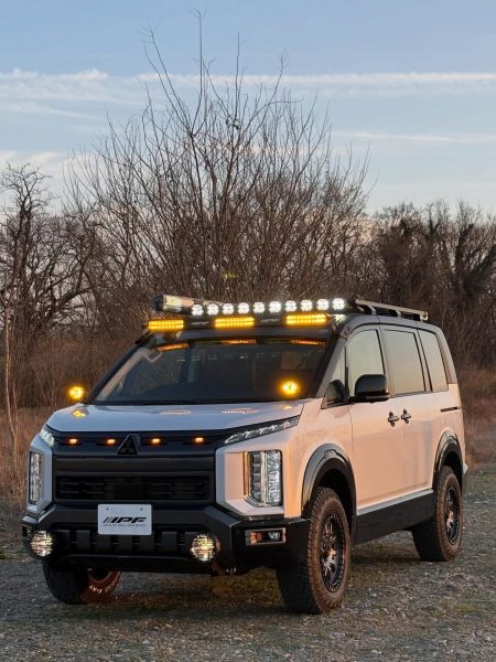 新型デリカD:5 IPFカスタムデモカー：薄暗い時間帯にIPF爆光ライト点灯