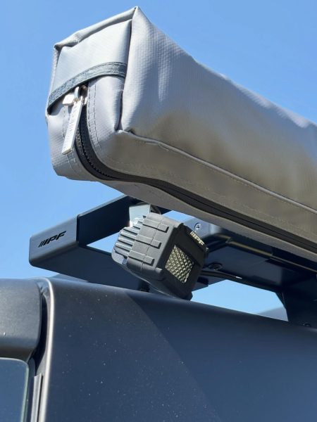 新型デリカD:5 ARBサイドオーニング 脇にIPF作業灯：電球色ワーキングランプ(641WL-1)をEXR-05Pを使用し装着