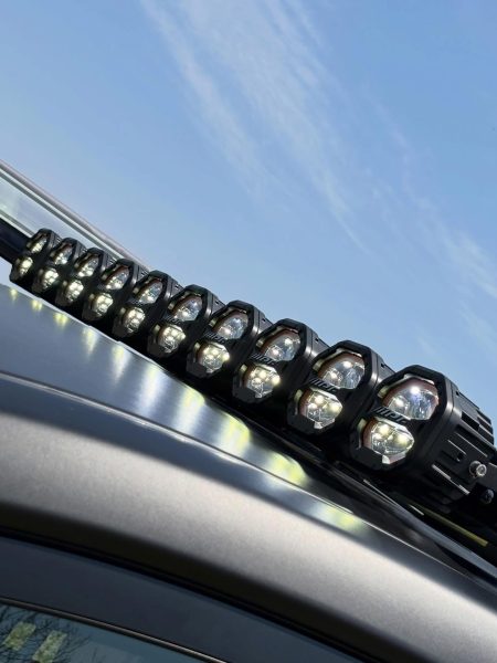 新型デリカD:5 IPFマルチランプステー(EXR-04P)を使用してイルミネーション機能のついた4インチオフロードランプオクタゴン(S-880ML)を10連で装着※10連ハーネス(WF-7DT)を使用。