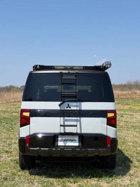 新型デリカD:5 IPFカスタムデモカー（リアビュー）