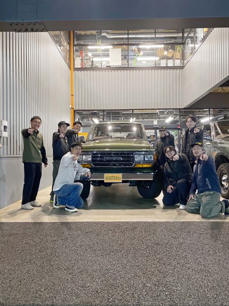 パンサー尾形さんの新愛車「ランクル60 角目四灯」納車の際の記念撮影 flexdreamランクル調布店スタッフと一緒に