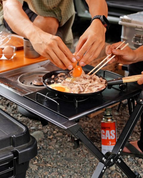 簡単キャンプ飯の調理中