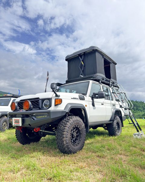再再販ランクル70（GDJ76W） ARBサミットサハラMK2バンパー＋電動ARBルーフトップテント「アルティチュード」＋OMEのリフトアップ×MKW M204アルミ×TOYOTIRES オープンカントリーMTタイヤ