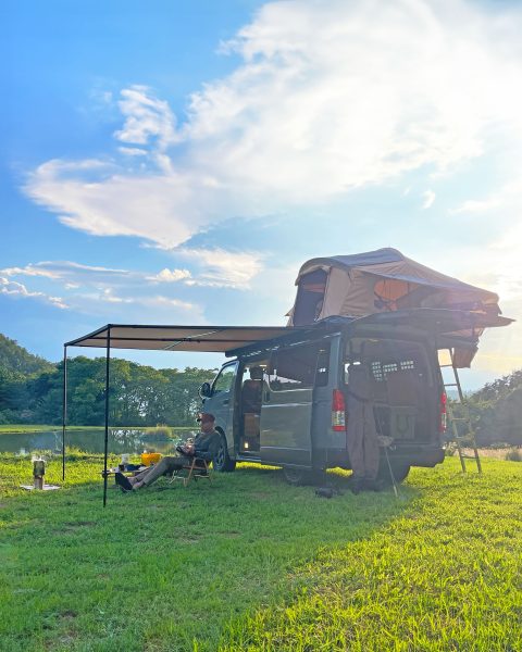 ハイエース × ARB サイドオーニング＆ルーフトップテント - アウトドアで、ゆったりとチルタイム
