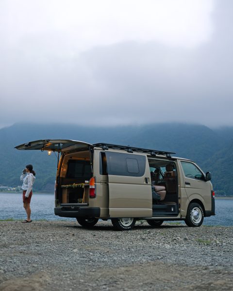９型ハイエースと車中泊で迎える湖畔の朝、湖を見ながらコーヒーを。