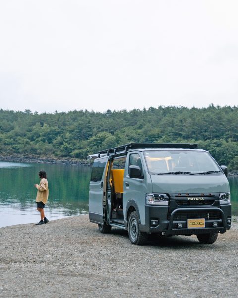 9型ハイエース（バイビームLEDヘッドライト×MONOBOXフラットボンネット＋グリル：LEDマーカー付き）と、湖畔でコーヒーと片手にチルタイム