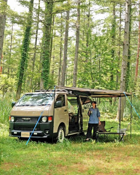 9型丸目ハイエース ベージュ × RHINO-RACK(ライノラック)バットウィング オーニング フリースタンディング【ポール+ペグダウン設置バージョン】