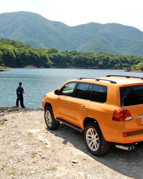 ランクル200 カスタム（オレンジ リフトアップ ARB OME リフトアップ ＋ MKW 鍛造22インチアルミホイール ＋ ヨコハマ ジオランダーMTタイヤ）で釣り 後ろ