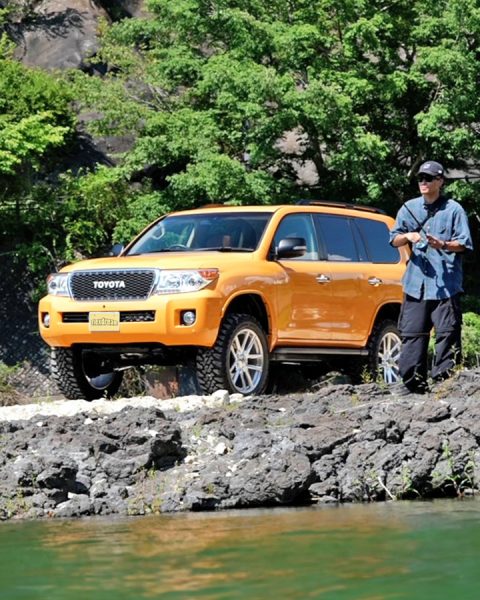 ランクル200 カスタム（オレンジ リフトアップ ARB OME リフトアップ ＋ MKW 鍛造22インチアルミホイール ＋ ヨコハマ ジオランダーMTタイヤ）で釣り 前