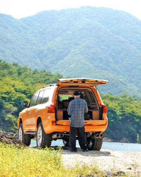 ランクル200 カスタム（オレンジ リフトアップ ARB OME リフトアップ ＋ MKW 鍛造22インチアルミホイール ＋ ヨコハマ ジオランダーMTタイヤ）で釣り 準備中