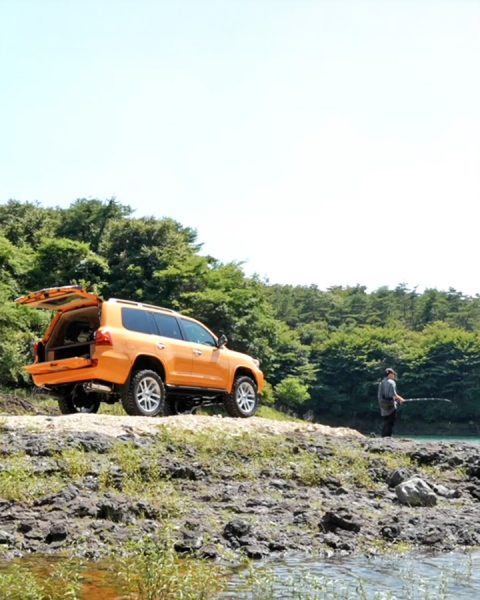 ランクル200 カスタム（オレンジ リフトアップ ARB OME リフトアップ ＋ MKW 鍛造22インチアルミホイール ＋ ヨコハマ ジオランダーMTタイヤ）で釣り 横