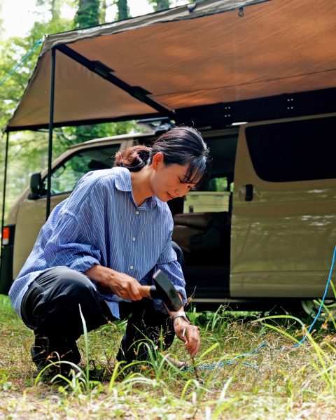 ペグを打ちます - RHINO-RACK(ライノラック)バットウィング オーニング フリースタンディング【ポール+ペグダウン設置方法】