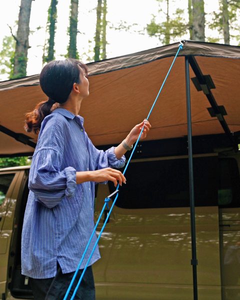 ガイロープの長さを調整して良い具合にペグダウンを行います - RHINO-RACK(ライノラック)バットウィング オーニング フリースタンディング【ポール+ペグダウン設置方法】