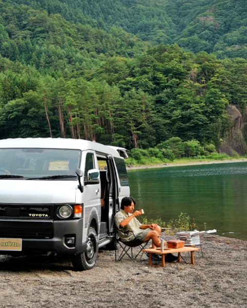 丸目ハイエースの脇で、湖畔でコーヒーを片手にチルタイム＜アウトドアシーン＞